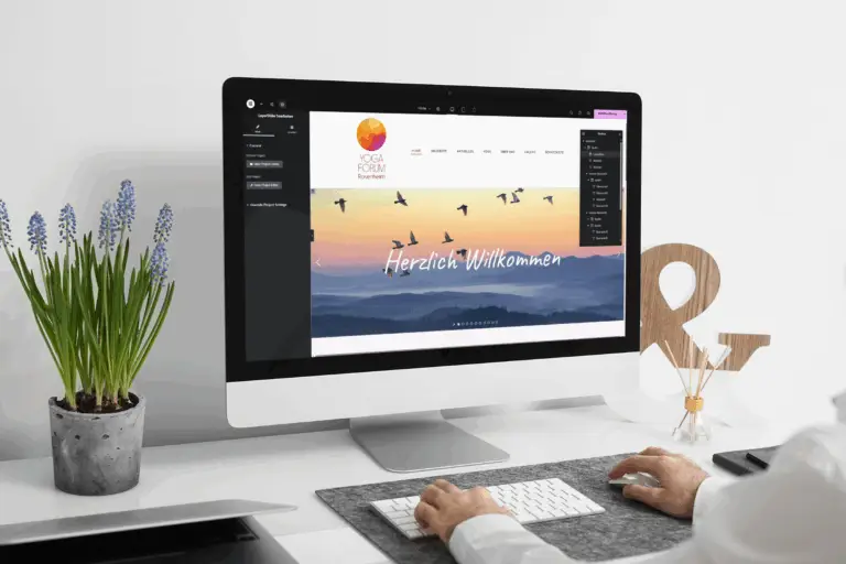 Foto Schreibtisch mit Computer mit WordPress und Elementor